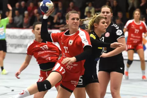 Im November 2018 war ihre Handball-Welt noch in Ordnung: Samira Brand (am Ball, hier gegen Mainz) muss die Kurpfalz-Bären verlas