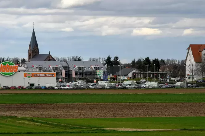 Aus den Äckern südlich der Einkaufsmärkte bis zur K6 soll Bauland werden. Aus den Äckern südlich der Einkaufsmärkte bis zur K6 soll Bauland werden.
