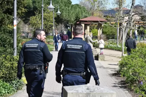 Dürkheimer Ordnungsbehörde auf Kontrollgang im Kurpark: Die Städte und Verbandsgemeinden bekommen Geld vom Kreis für diese Amtsh