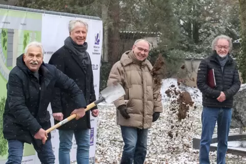 Stolz auf die schnelle Umsetzung: Projekt-Koordinator Claus Litz, Ortsbürgermeister Jürgen Hook sowie die Beigeordneten Hartmut 