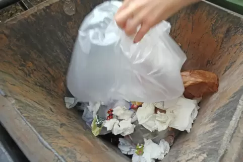 Restmülltonne: Windeln für Erwachsene nehmen viel Platz weg. Die kostenlosen Windelsäcke sollen helfen.