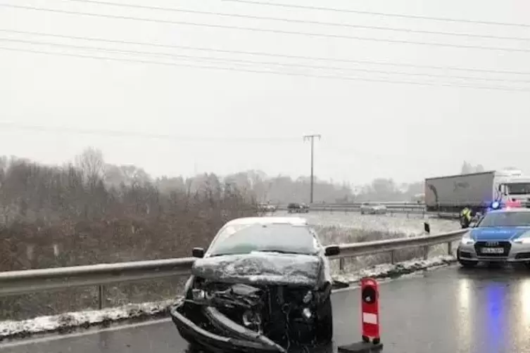 Der Unfallwagen auf der Auffahrt zur Autobahn. 