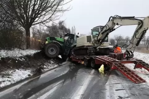Die Fahrbahn ist komplett gesperrt. 