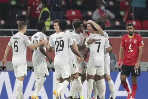 Freude über die Führung: Die Bayern gratulieren Robert Lewandowski zu dessen Treffer zum 1:0.