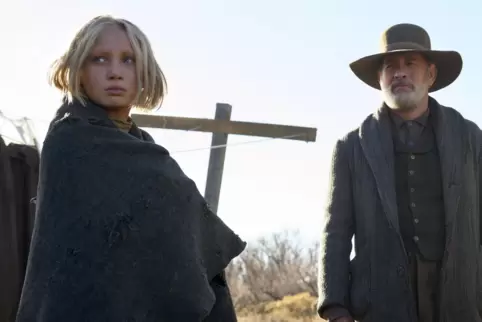 Ungewöhnliches Duo: Johanna (Helena Zengel) und Captain Jefferson Kyle Kidd (Tom Hanks) in „neues aus der Welt“.