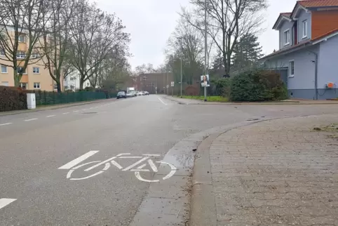 In einem langen Abschnitt der Blockfeldstraße gibt es jetzt auf beiden Fahrbahnseiten Schutzstreifen für Fahrradfahrer.
