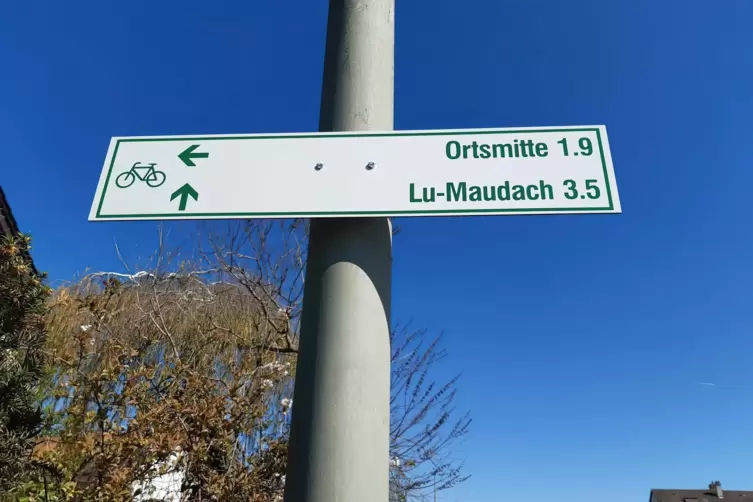 Hinweisschilder wie dieses sollen einheimischen und ortsfremden Fahrradfahrern in Mutterstadt bei der Orientierung helfen.