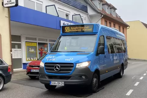 Die blauen Sprinter erreichen auch schmale Straßen, wie hier in der Annweilerer Altstadt. 