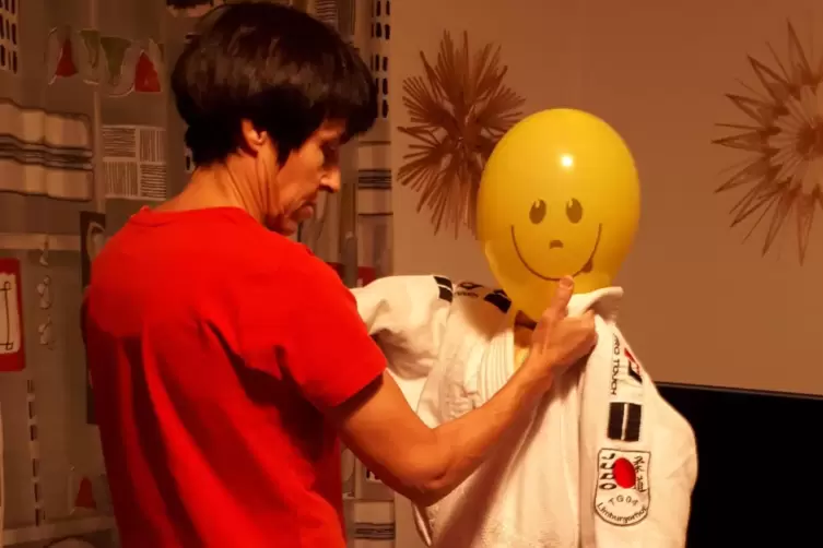 Judo-Trainerin Monika Birk mit einer Puppe, die ihre Schüler nachgebastelt haben und fürs Training verwenden. 