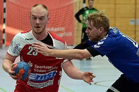  Dominik Rifel (links, rechts Florian Enders, Ex-SV 64-Spieler im Trikot des TV Bitburg) will auch kommende Saison im Rückraum d
