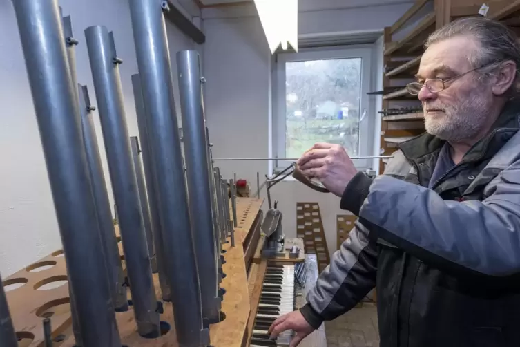 Auf der Windlade testet Ulrich Matzenbacher den Klang der Pfeifen. 