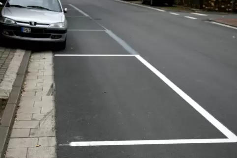 Das sah man in der Stambacher Ortsdurchfahrt früher oft: Autos, die außerhalb der Parkbuchten und auf dem Gehweg standen. Mittle