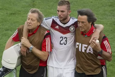 Fußball-Nationalspieler Christoph Kramer wird im WM-Finale 2014 gegen Argentinien nach einem Zusammenprall noch vor der Pause ar