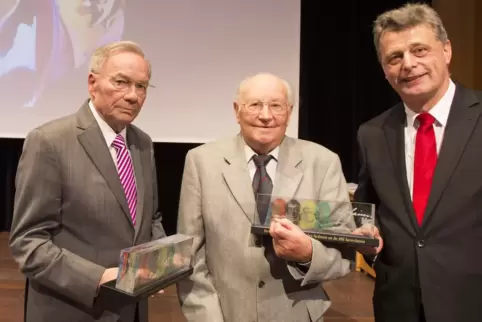 Ulrich Becker (rechts) überreichte Norbert Zink (links) und Erich Fuchs 2013 den HHG-Ehrenpreis. 