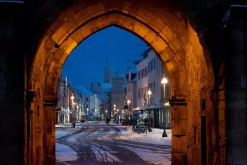 Weißer Abend: Schnee in Speyer, durch das Altpörtel gesehen. 