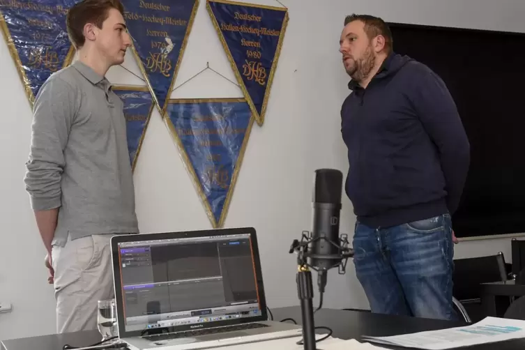 Los geht’s: Julius Wagner und Tobias Stumpf bei der Aufnahme der neuesten Folge des TG-Podcasts. 