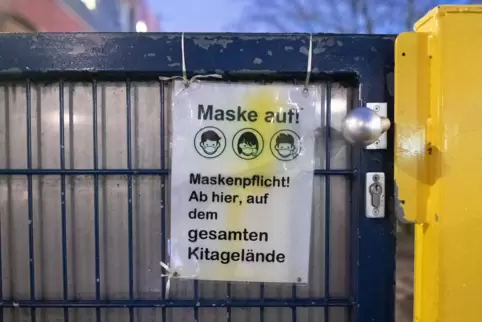 Maske auf: In Kitas gelten strenge Auflagen, wobei die Arbeit am Kind eine Ausnahme darstellt.