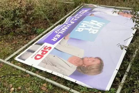 Zerstört: Plakat Walter Feiniler/Malu Dreyer am Woogbach.