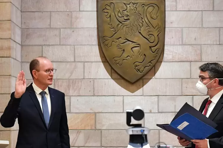 „So wahr mir Gott helfe“: Stefan Ulrich (links) beim Amtseid, nachdem ihn OB Marc Weigel zum Bürgermeister ernannt hat.