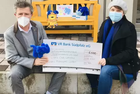  Löwen stärken BLAUEN ELEFANTEN: Stephan Pellegrini vom Lions Club Landau übergibt Christin Arto vom Kinderschutzbund symbolisch