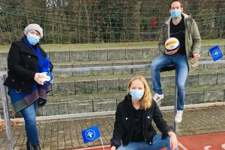 Maximilian Staats und Melanie Heckmann von der Fachschaftsvertretung Sport beschenken den Blauen Elefanten, vertreten durch Chri