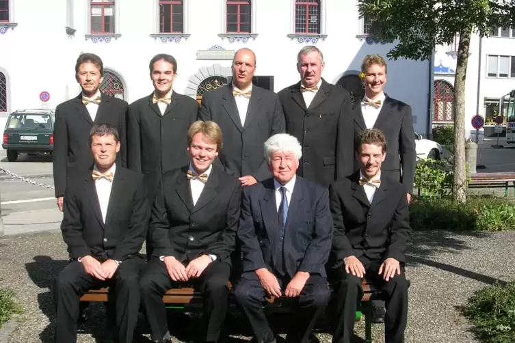 Ein Ensemble der Fischer-Ch&ouml;re mit Gotthilf Fischer (vorne 2.v.r.) und Timo Nagel (hinten 2.v.l.) 
