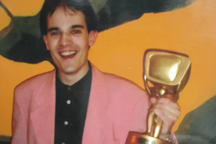 Timo Nagel als Rosa-Jackett-Mann.