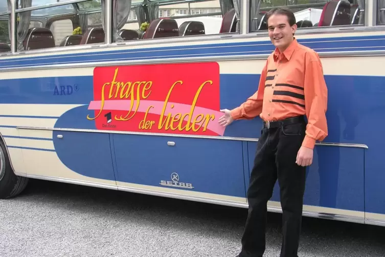Regelm&auml;&szlig;ig mit Gotthilf Fischer und seinen Ch&ouml;ren im Oldtimer-Bus auf der &bdquo;Stra&szlig;e der Lieder&ldquo; auf Achse: Timo Nagel.