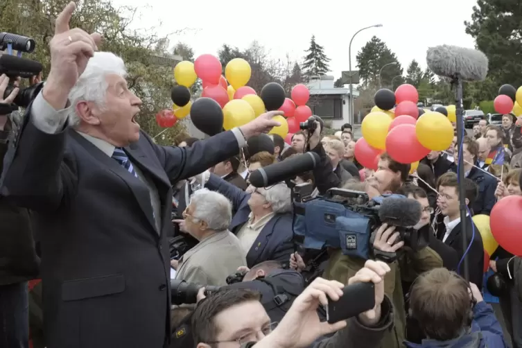 Gotthilf Fischer (li.) bringt 2010 mit Sangesfreunden dem ehemaligen Kanzler Helmut Kohl in Oggersheim ein St&auml;ndchen zum 80. Geb