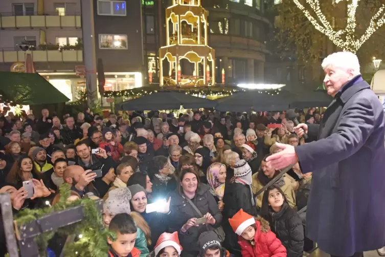 Er brachte die Massen zum Singen: Gotthilf Fischer dirigierte 2015 auf dem Weihnachtsmarkt in Ludwigshafen Ch&ouml;re aus der Region.