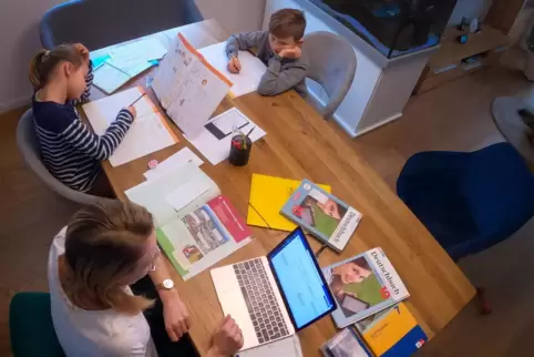 Wenn daneben noch die eigenen Kinder lernen: Lehrerin Katharina Fath beim Online-Unterrichten.