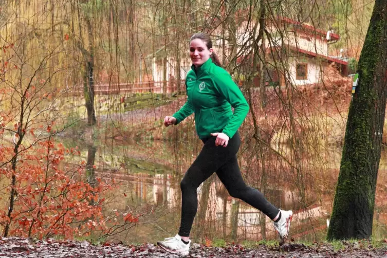 Vanessa Engel, 2013 Vierte der Jugend-Europameisterschaft im Westernreiten, joggt am Paddelweiher samt zugehöriger Hütte vorbei.