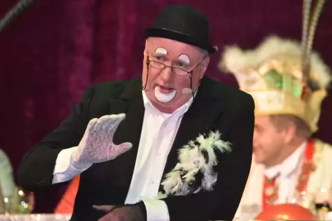 Walter Rupprecht in seiner Paraderolle als „E schääner Doller“. In der Bütt plaudert er über Gott, die Welt, den FCK und weitere