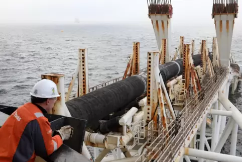 Durch dieses Rohr, das vor der Insel Rügen verlegt wurde, soll russisches Gas nach Deutschland strömen. Die USA wollen das verhi