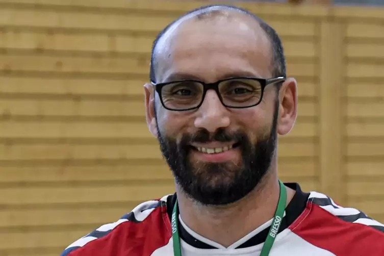 Mohamed &bdquo;Moped&ldquo; Subab assistiert Koch bei den ersten Herren. 