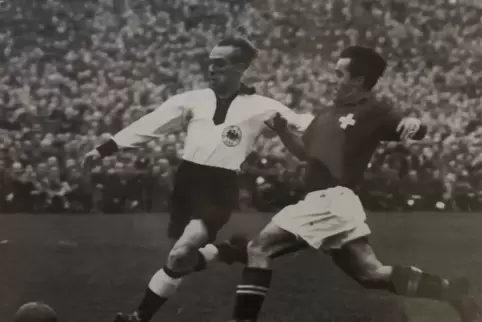 Fritz Balogh (links) stand 1950 bei Deutschlands ersten Fußball-Länderspiel nach dem Krieg gegen die Schweiz im Team.