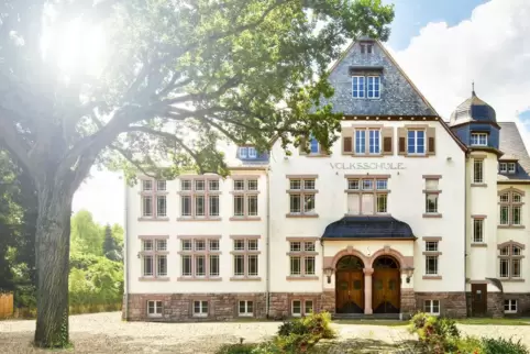 Nachwuchs-Schmiede: der Bito Campus in Meisenheim. Bito-Lagertechnik unterstützt den Fußball-Drittligist 1. FC Kaiserslautern. 