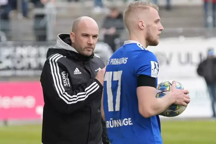 FKP-Trainer Patrick Fischer mit Verteidiger Manuel Grünnagel, der fürs nächste Spiel gesperrt ist. 