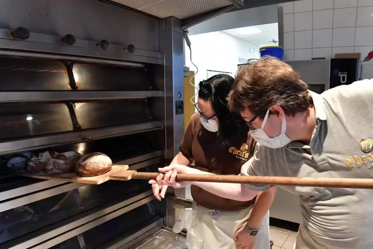 Frisch aus dem Ofen: Simone Ehrat-Memier und Bäckermeister Florian Baumann in der Filiale in Neustadt. 