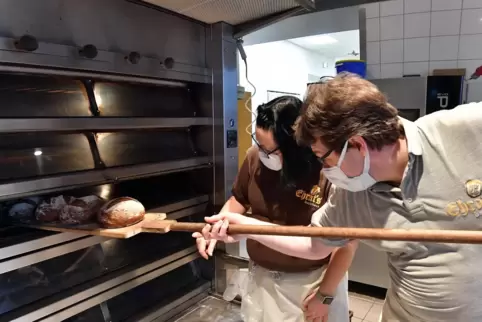 Frisch aus dem Ofen: Simone Ehrat-Memier und Bäckermeister Florian Baumann in der Filiale in Neustadt. 