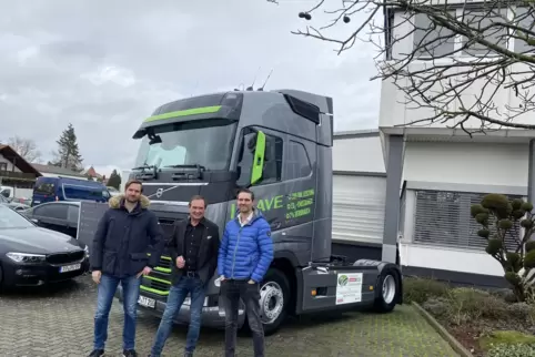 Tiropatrans-Manager vor ihrem neuen Volvo-Lkw (von links): Sascha, Klaus und Stefan Ziehl. 