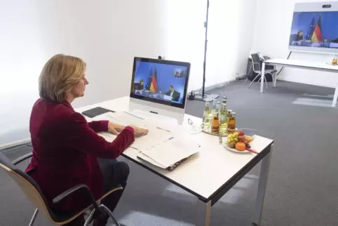 Malu Dreyer vor der „Corona-Schalte“ mit Kanzlerin Merkel und den Ministerpräsidenten. 