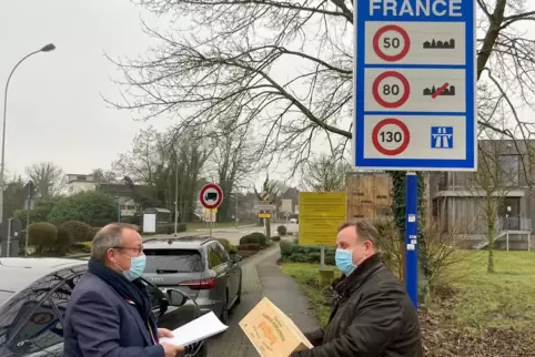 „Kleiner Grenzverkehr“: Christian Willem (links) und sein französischer Kollege Christian Staudt tauschen Kundendokumente aus.