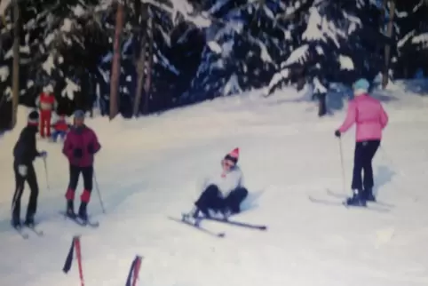 1986: Die ersten Kurven auf Skiern fuhren die Schüler früher immer am legendären „Hasenlift“. Im Jahr 1986 waren die Lehrer Hein
