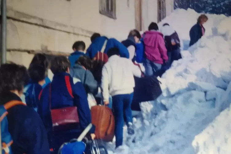 1986: Fr&uuml;her hielt der Bus immer an der Hauptstra&szlig;e in St. Valentin, und die Sch&uuml;ler mussten Sack und Pack erstmal hoch zum &bdquo;Hau