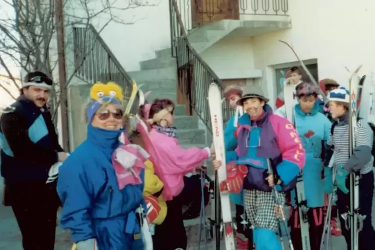 1989: Kein Schnee im Ort, zum Gl&uuml;ck aber in den Skigebieten der Haideralm und in Sch&ouml;neben. Die Truppe um Betreuer Hermann Gries