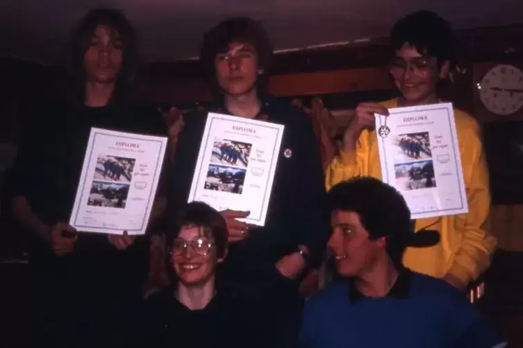 1982: Siegerehrung des Skirennens samt Urkunden mit (hinten von links) Alexander Molitor, Holger Speer (heute Sanit&auml;tshaus Speer