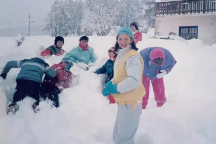1986: Die HHG-Sch&uuml;ler fanden die Schneeberge direkt vorm Haus absolut toll. Da konnte man sich prima im Schnee w&auml;lzen und Tunnel