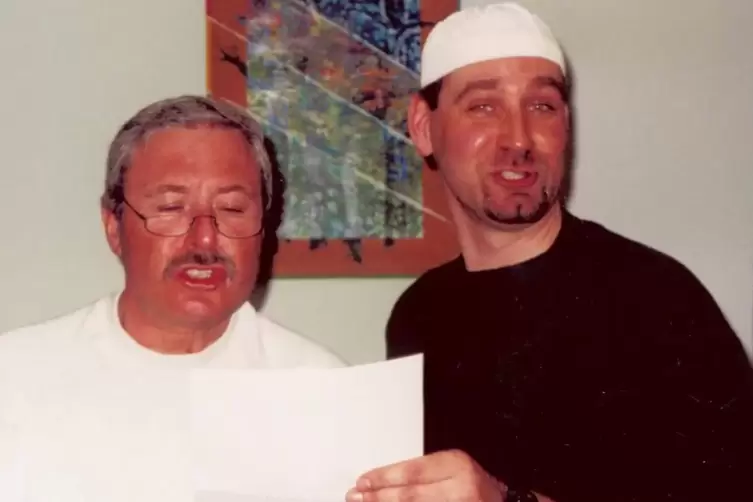 2003: Lehrer Werner Eberle (links) und Aushilfsskilehrer Matthias M&uuml;ller geben am Abschlussabend eine kleine Gesangseinlage. 