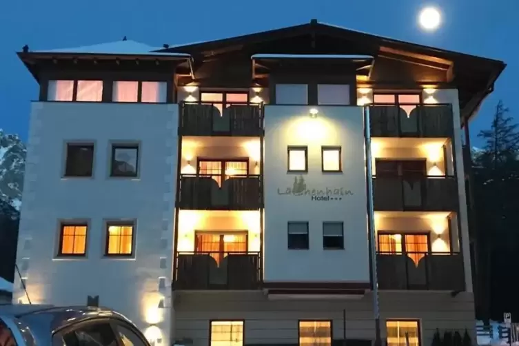Heute im Mondschein: das moderne Hotel &bdquo;L&auml;rchenhain&ldquo;.